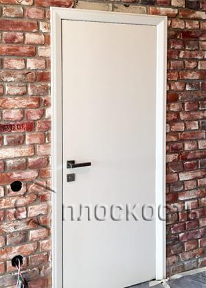 Врезка фурнитуры и установка белых гладких межкомнатных дверей в Пушкине (СПб)