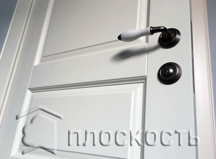 Врезка фрезером (фрезеровка) замков, установка белых крашеных межкомнатных дверей с фарфоровыми ручками.